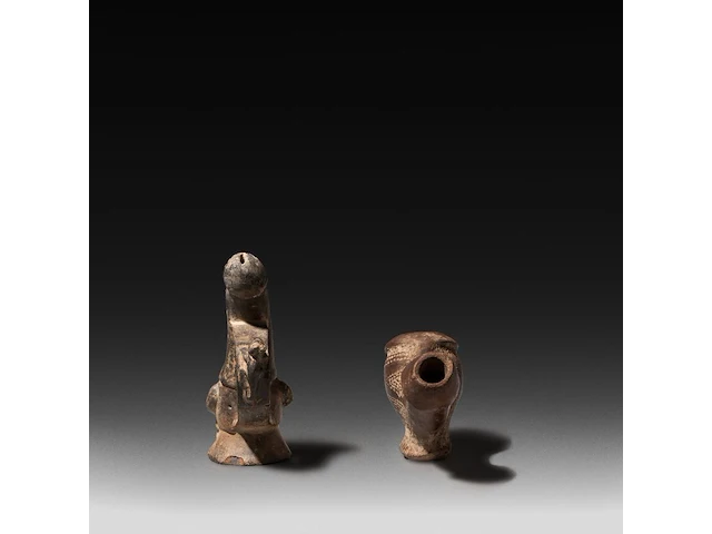 A collection of four african tribal pipes, decorated with phalluses, d.r. congo, l 24 cm (the largest) - afbeelding 3 van  5