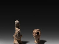 A collection of four african tribal pipes, decorated with phalluses, d.r. congo, l 24 cm (the largest) - afbeelding 3 van  5