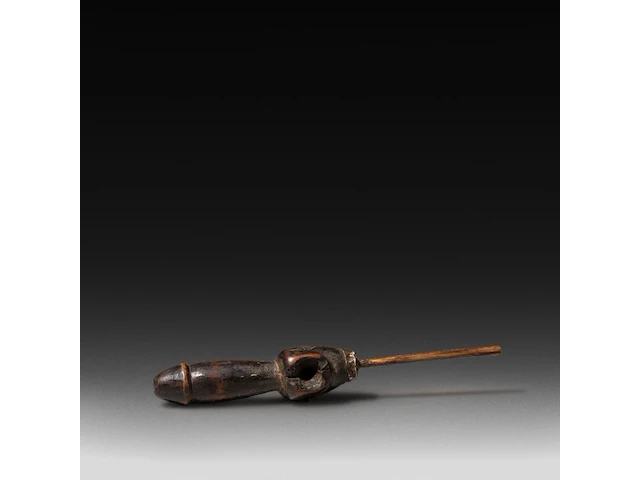 A collection of four african tribal pipes, decorated with phalluses, d.r. congo, l 24 cm (the largest) - afbeelding 5 van  5