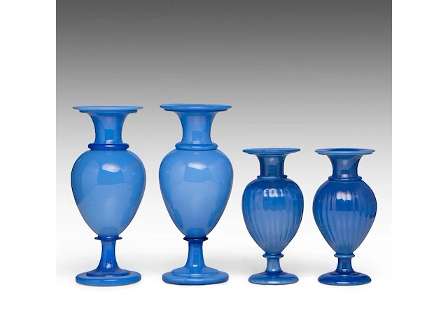 A collection of four decorative blue opaline glass vases smallest pair: 18.5 cm. (7.28 in.), tallest pair: 24.5 cm. (9.65 in.) - afbeelding 4 van  6