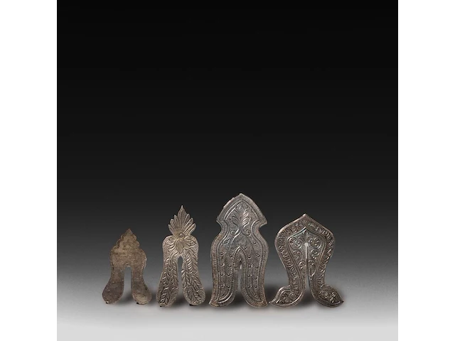 A collection of four engraved silver judaica circumcision shields, 19thc, h 8,5 cm (tallest) - total weight: 150 g - afbeelding 1 van  9