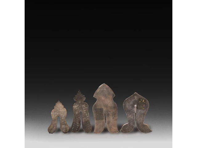 A collection of four engraved silver judaica circumcision shields, 19thc, h 8,5 cm (tallest) - total weight: 150 g - afbeelding 2 van  9
