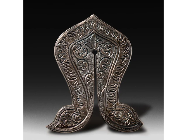 A collection of four engraved silver judaica circumcision shields, 19thc, h 8,5 cm (tallest) - total weight: 150 g - afbeelding 5 van  9