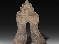 A collection of four engraved silver judaica circumcision shields, 19thc, h 8,5 cm (tallest) - total weight: 150 g - afbeelding 8 van  9