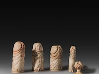 A collection of four ivory carved phalluses and one in bone, h 9 cm - ø 3,5 cm - 95g / h 8,5 cm - ø 3,5 cm - 86g / h 7,5 cm - ø 3,7 cm - 81g / h 7,3 cm - ø 1,7 cm - 32g (+)
