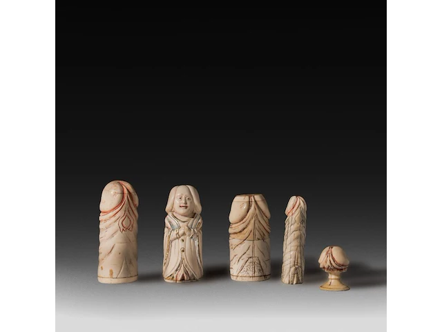 A collection of four ivory carved phalluses and one in bone, h 9 cm - ø 3,5 cm - 95g / h 8,5 cm - ø 3,5 cm - 86g / h 7,5 cm - ø 3,7 cm - 81g / h 7,3 cm - ø 1,7 cm - 32g (+) - afbeelding 2 van  6