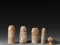 A collection of four ivory carved phalluses and one in bone, h 9 cm - ø 3,5 cm - 95g / h 8,5 cm - ø 3,5 cm - 86g / h 7,5 cm - ø 3,7 cm - 81g / h 7,3 cm - ø 1,7 cm - 32g (+) - afbeelding 2 van  6