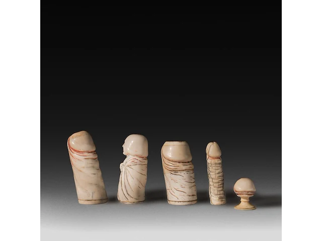 A collection of four ivory carved phalluses and one in bone, h 9 cm - ø 3,5 cm - 95g / h 8,5 cm - ø 3,5 cm - 86g / h 7,5 cm - ø 3,7 cm - 81g / h 7,3 cm - ø 1,7 cm - 32g (+) - afbeelding 3 van  6