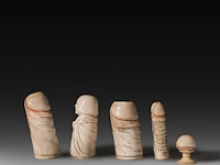 A collection of four ivory carved phalluses and one in bone, h 9 cm - ø 3,5 cm - 95g / h 8,5 cm - ø 3,5 cm - 86g / h 7,5 cm - ø 3,7 cm - 81g / h 7,3 cm - ø 1,7 cm - 32g (+) - afbeelding 3 van  6