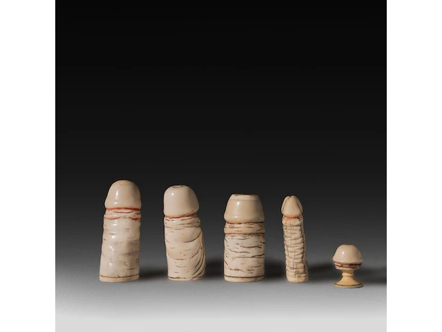 A collection of four ivory carved phalluses and one in bone, h 9 cm - ø 3,5 cm - 95g / h 8,5 cm - ø 3,5 cm - 86g / h 7,5 cm - ø 3,7 cm - 81g / h 7,3 cm - ø 1,7 cm - 32g (+) - afbeelding 4 van  6