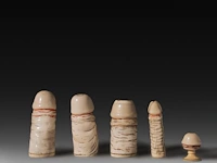 A collection of four ivory carved phalluses and one in bone, h 9 cm - ø 3,5 cm - 95g / h 8,5 cm - ø 3,5 cm - 86g / h 7,5 cm - ø 3,7 cm - 81g / h 7,3 cm - ø 1,7 cm - 32g (+) - afbeelding 4 van  6