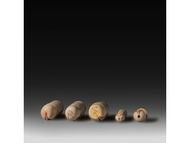 A collection of four ivory carved phalluses and one in bone, h 9 cm - ø 3,5 cm - 95g / h 8,5 cm - ø 3,5 cm - 86g / h 7,5 cm - ø 3,7 cm - 81g / h 7,3 cm - ø 1,7 cm - 32g (+) - afbeelding 5 van  6