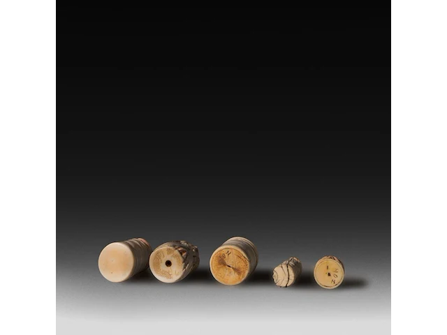 A collection of four ivory carved phalluses and one in bone, h 9 cm - ø 3,5 cm - 95g / h 8,5 cm - ø 3,5 cm - 86g / h 7,5 cm - ø 3,7 cm - 81g / h 7,3 cm - ø 1,7 cm - 32g (+) - afbeelding 6 van  6