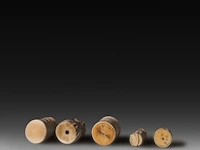 A collection of four ivory carved phalluses and one in bone, h 9 cm - ø 3,5 cm - 95g / h 8,5 cm - ø 3,5 cm - 86g / h 7,5 cm - ø 3,7 cm - 81g / h 7,3 cm - ø 1,7 cm - 32g (+) - afbeelding 6 van  6