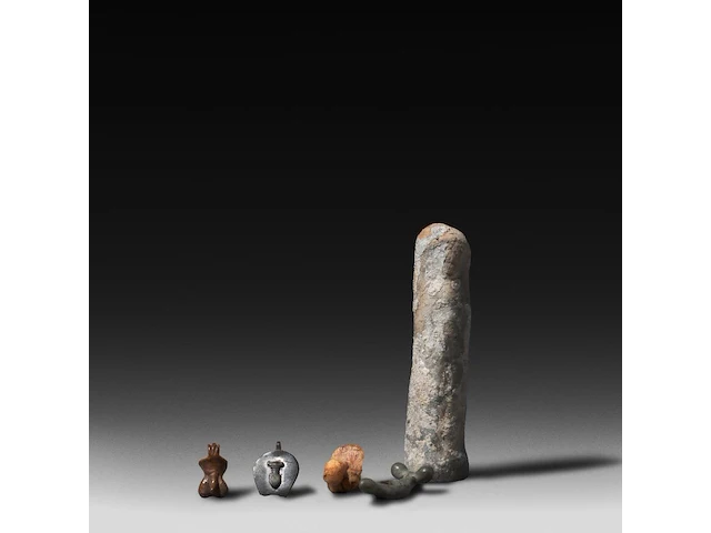 A collection of four roman bronze fascinum phallic amulets, h 4,5 cm (tallest) - afbeelding 1 van  7