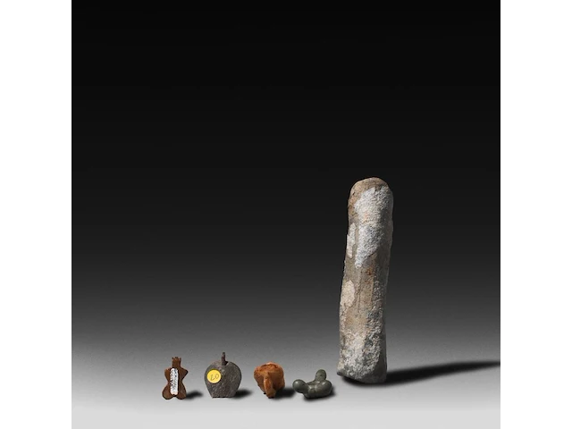 A collection of four roman bronze fascinum phallic amulets, h 4,5 cm (tallest) - afbeelding 2 van  7