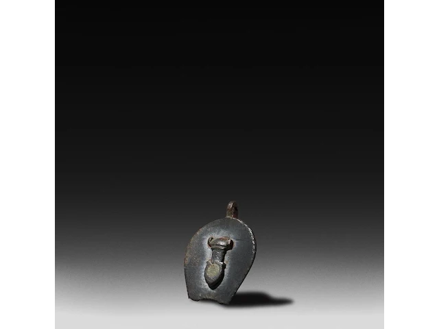 A collection of four roman bronze fascinum phallic amulets, h 4,5 cm (tallest) - afbeelding 4 van  7