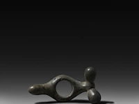 A collection of four roman bronze fascinum phallic amulets, h 4,5 cm (tallest) - afbeelding 6 van  7