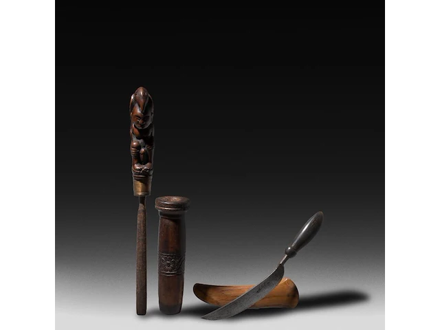 A collection of indonesian tribal circumcision items and phallic handles of a kris, sasak people, lombok, h 28 cm (tallest) - afbeelding 2 van  8