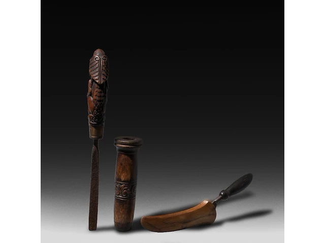 A collection of indonesian tribal circumcision items and phallic handles of a kris, sasak people, lombok, h 28 cm (tallest) - afbeelding 3 van  8