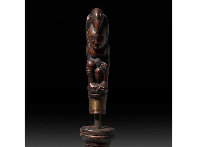 A collection of indonesian tribal circumcision items and phallic handles of a kris, sasak people, lombok, h 28 cm (tallest) - afbeelding 4 van  8