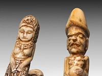 A collection of indonesian tribal circumcision items and phallic handles of a kris, sasak people, lombok, h 28 cm (tallest) - afbeelding 6 van  8