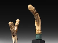 A collection of indonesian tribal circumcision items and phallic handles of a kris, sasak people, lombok, h 28 cm (tallest) - afbeelding 7 van  8