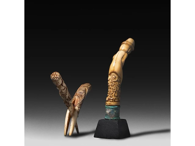 A collection of indonesian tribal circumcision items and phallic handles of a kris, sasak people, lombok, h 28 cm (tallest) - afbeelding 8 van  8