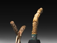 A collection of indonesian tribal circumcision items and phallic handles of a kris, sasak people, lombok, h 28 cm (tallest) - afbeelding 8 van  8