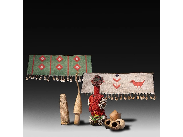 A collection of kapssiki 'cache sexe', penis sheaths, and a fertility doll - afbeelding 1 van  7