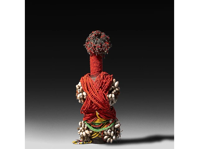 A collection of kapssiki 'cache sexe', penis sheaths, and a fertility doll - afbeelding 4 van  7