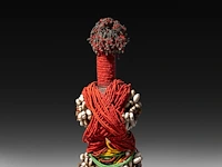 A collection of kapssiki 'cache sexe', penis sheaths, and a fertility doll - afbeelding 4 van  7