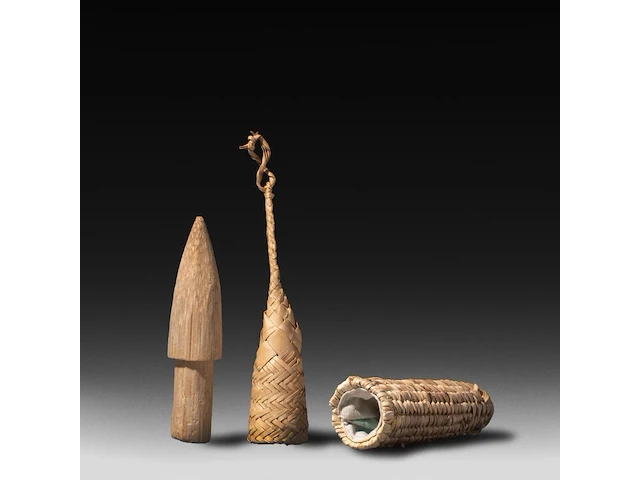 A collection of kapssiki 'cache sexe', penis sheaths, and a fertility doll - afbeelding 6 van  7