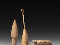 A collection of kapssiki 'cache sexe', penis sheaths, and a fertility doll - afbeelding 6 van  7