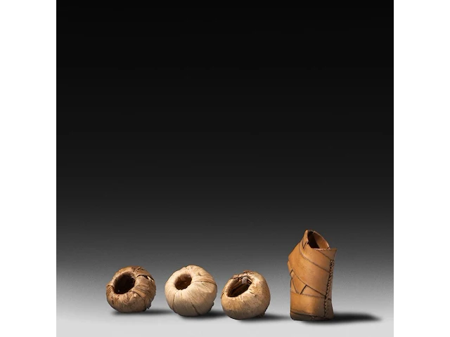 A collection of kapssiki 'cache sexe', penis sheaths, and a fertility doll - afbeelding 7 van  7