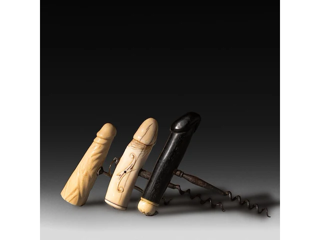 A collection of phallic corkscrews, ivory and ebony, 19thc, w 9,5 cm - h 12 cm - 90g / w 10,3 cm - h 13 cm - 94g / w 11,3 cm - h 12,5 cm - 61g (+) - afbeelding 1 van  4