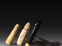 A collection of phallic corkscrews, ivory and ebony, 19thc, w 9,5 cm - h 12 cm - 90g / w 10,3 cm - h 13 cm - 94g / w 11,3 cm - h 12,5 cm - 61g (+)