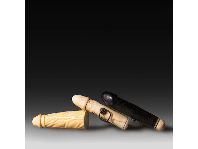 A collection of phallic corkscrews, ivory and ebony, 19thc, w 9,5 cm - h 12 cm - 90g / w 10,3 cm - h 13 cm - 94g / w 11,3 cm - h 12,5 cm - 61g (+) - afbeelding 2 van  4