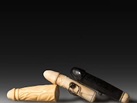 A collection of phallic corkscrews, ivory and ebony, 19thc, w 9,5 cm - h 12 cm - 90g / w 10,3 cm - h 13 cm - 94g / w 11,3 cm - h 12,5 cm - 61g (+) - afbeelding 2 van  4