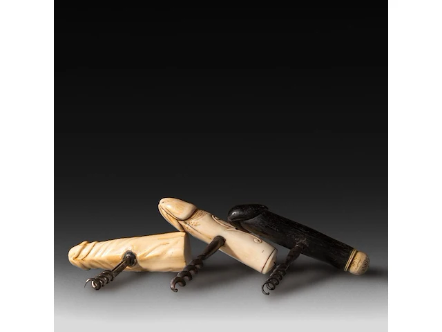 A collection of phallic corkscrews, ivory and ebony, 19thc, w 9,5 cm - h 12 cm - 90g / w 10,3 cm - h 13 cm - 94g / w 11,3 cm - h 12,5 cm - 61g (+) - afbeelding 3 van  4
