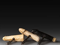 A collection of phallic corkscrews, ivory and ebony, 19thc, w 9,5 cm - h 12 cm - 90g / w 10,3 cm - h 13 cm - 94g / w 11,3 cm - h 12,5 cm - 61g (+) - afbeelding 3 van  4