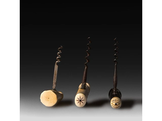 A collection of phallic corkscrews, ivory and ebony, 19thc, w 9,5 cm - h 12 cm - 90g / w 10,3 cm - h 13 cm - 94g / w 11,3 cm - h 12,5 cm - 61g (+) - afbeelding 4 van  4