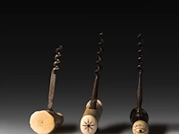 A collection of phallic corkscrews, ivory and ebony, 19thc, w 9,5 cm - h 12 cm - 90g / w 10,3 cm - h 13 cm - 94g / w 11,3 cm - h 12,5 cm - 61g (+) - afbeelding 4 van  4