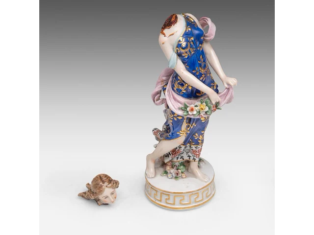 A collection of polychrome saxony porcelain figurine groups, h 29 cm (tallest) - afbeelding 3 van  19