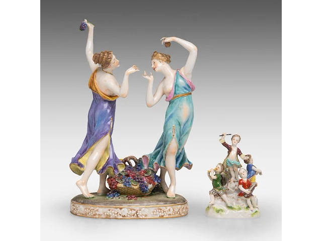 A collection of polychrome saxony porcelain figurine groups, h 29 cm (tallest) - afbeelding 4 van  19