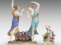A collection of polychrome saxony porcelain figurine groups, h 29 cm (tallest) - afbeelding 4 van  19