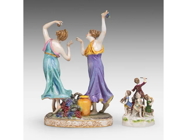 A collection of polychrome saxony porcelain figurine groups, h 29 cm (tallest) - afbeelding 6 van  19