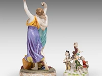 A collection of polychrome saxony porcelain figurine groups, h 29 cm (tallest) - afbeelding 7 van  19