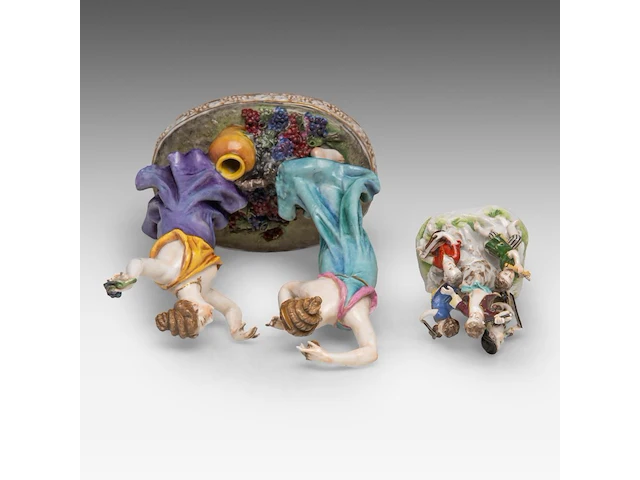 A collection of polychrome saxony porcelain figurine groups, h 29 cm (tallest) - afbeelding 8 van  19