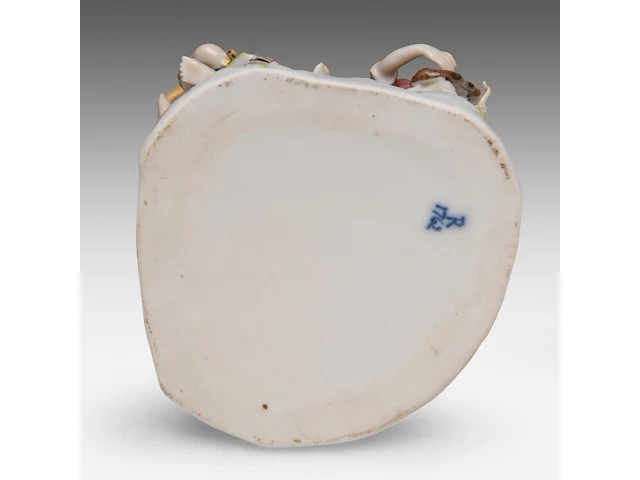A collection of polychrome saxony porcelain figurine groups, h 29 cm (tallest) - afbeelding 11 van  19